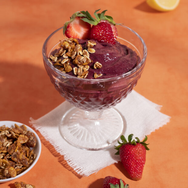 xicara saborosa de alto angulo de sobremesa de acai com morangos