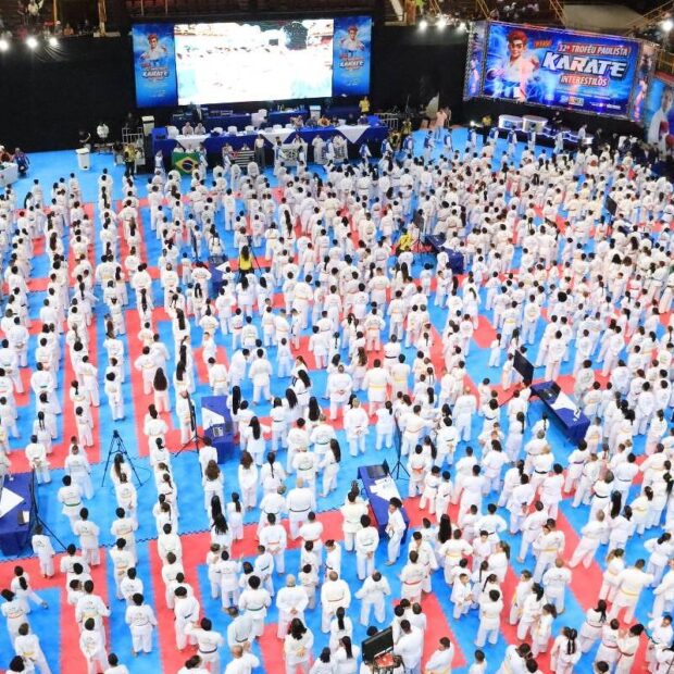 competição de luta marcial promovida pela confederação brasileira de karatê interestilos no ginásio poliesportivo do ibirapuera