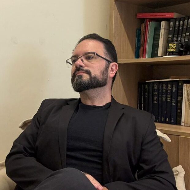 No fim de ano, enquanto as redes sociais exibem mesas perfeitas, viagens dos sonhos e famílias em clima de comercial de TV, muita gente atravessa dezembro sentindo exatamente o oposto: solidão, culpa, luto e a sensação silenciosa de não pertencer a lugar nenhum. Neste texto, o psicanalista Rafael Schieber, psicólogo clínico com 17 anos de experiência em solidão na vida adulta e sofrimento psíquico contemporâneo, compartilha a própria história de perda no Réveillon e mostra por que o Natal e a virada de ano podem se tornar gatilhos emocionais tão intensos. Em linguagem simples e profunda, ele fala sobre luto no fim de ano, solidão no Natal, tristeza no Réveillon e a pressão social por uma felicidade obrigatória, ajudando o leitor a ressignificar o fim de ano sem se violentar emocionalmente. A partir da clínica e da própria vivência, Schieber mostra como a psicoterapia online e presencial pode ser um espaço de acolhimento psicológico para quem chega ao fim do ano exausto, ansioso ou deprimido, mas ainda com coragem de pedir ajuda e cuidar da saúde mental.