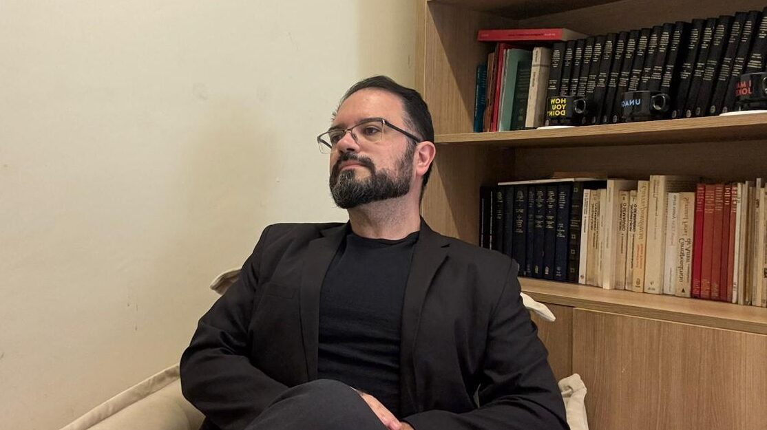 No fim de ano, enquanto as redes sociais exibem mesas perfeitas, viagens dos sonhos e famílias em clima de comercial de TV, muita gente atravessa dezembro sentindo exatamente o oposto: solidão, culpa, luto e a sensação silenciosa de não pertencer a lugar nenhum. Neste texto, o psicanalista Rafael Schieber, psicólogo clínico com 17 anos de experiência em solidão na vida adulta e sofrimento psíquico contemporâneo, compartilha a própria história de perda no Réveillon e mostra por que o Natal e a virada de ano podem se tornar gatilhos emocionais tão intensos. Em linguagem simples e profunda, ele fala sobre luto no fim de ano, solidão no Natal, tristeza no Réveillon e a pressão social por uma felicidade obrigatória, ajudando o leitor a ressignificar o fim de ano sem se violentar emocionalmente. A partir da clínica e da própria vivência, Schieber mostra como a psicoterapia online e presencial pode ser um espaço de acolhimento psicológico para quem chega ao fim do ano exausto, ansioso ou deprimido, mas ainda com coragem de pedir ajuda e cuidar da saúde mental.