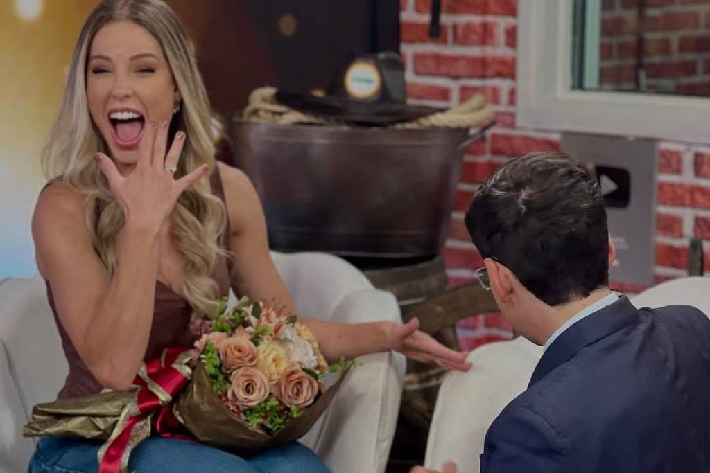 dudu camargo dá aliança de namoro a saory cardoso ao vivo