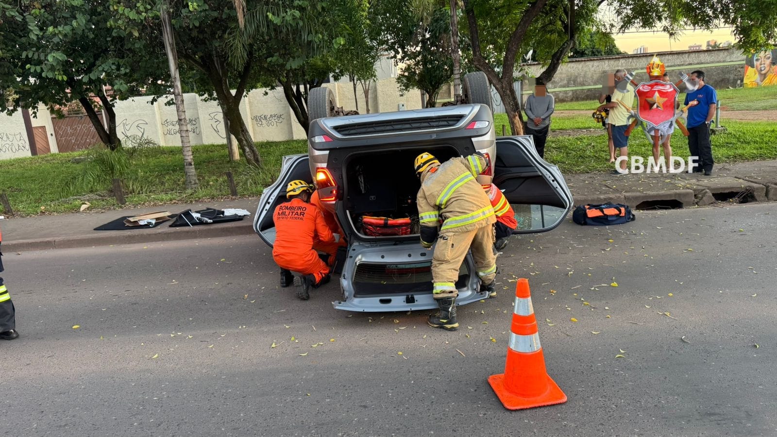Bombeiros atendem motorista após capotamento em Taguatinga