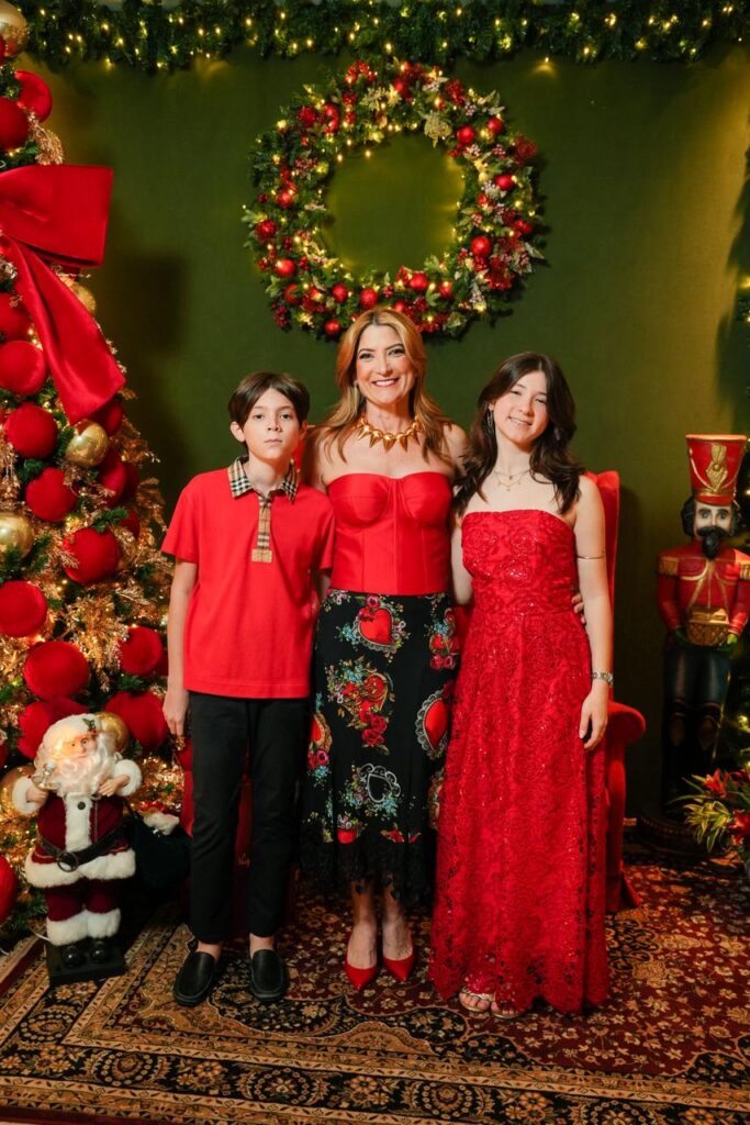 Laura entre os filhos Valentina e Enzo Oliveira