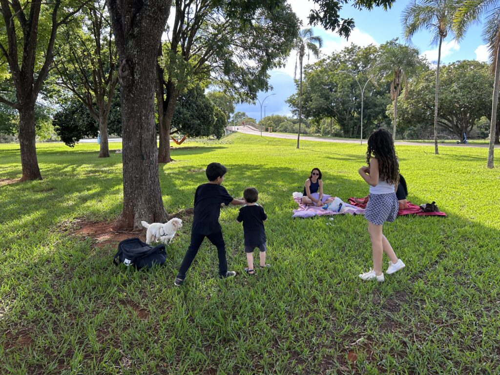 Ingrid Santos, Arthur Santos, o mais novo Isaac Santos, e Letícia Santos a filha mais velha, brincando - Foto: Amanda Karolyne
