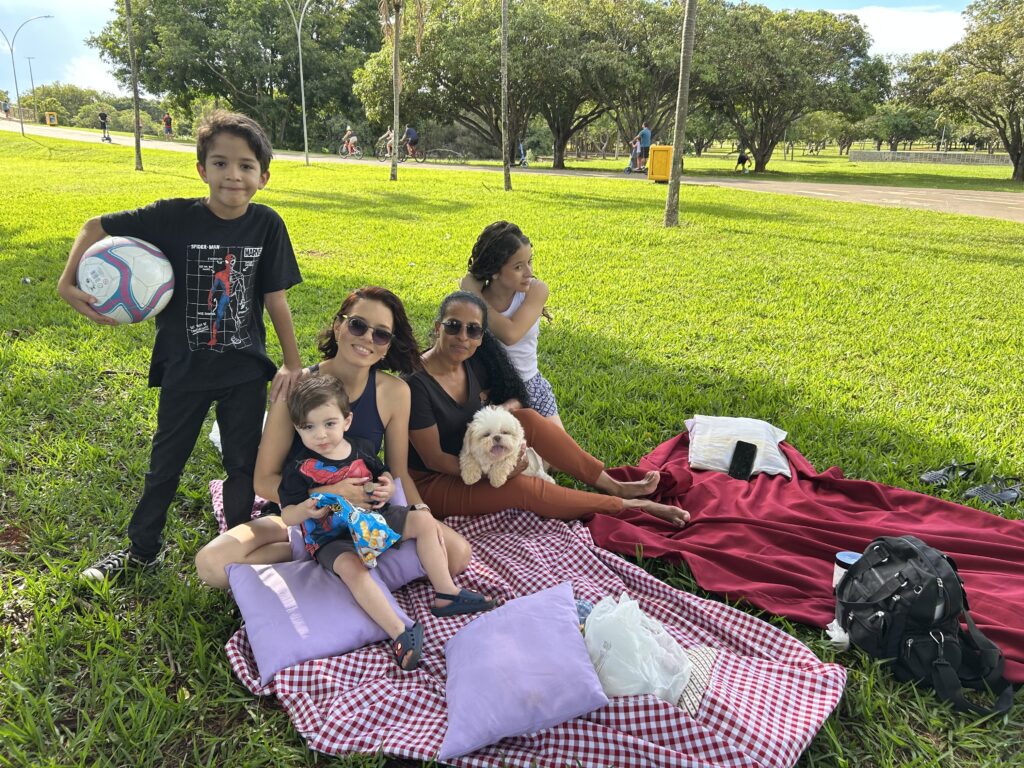 Família de Ingrid Santos, com o filho que está em pé, Arthur Santos, o mais novo Isaac Santos, de blusa marrom a Cida Lima, e Letícia Santos a filha mais velha - Foto: Amanda Karolyne