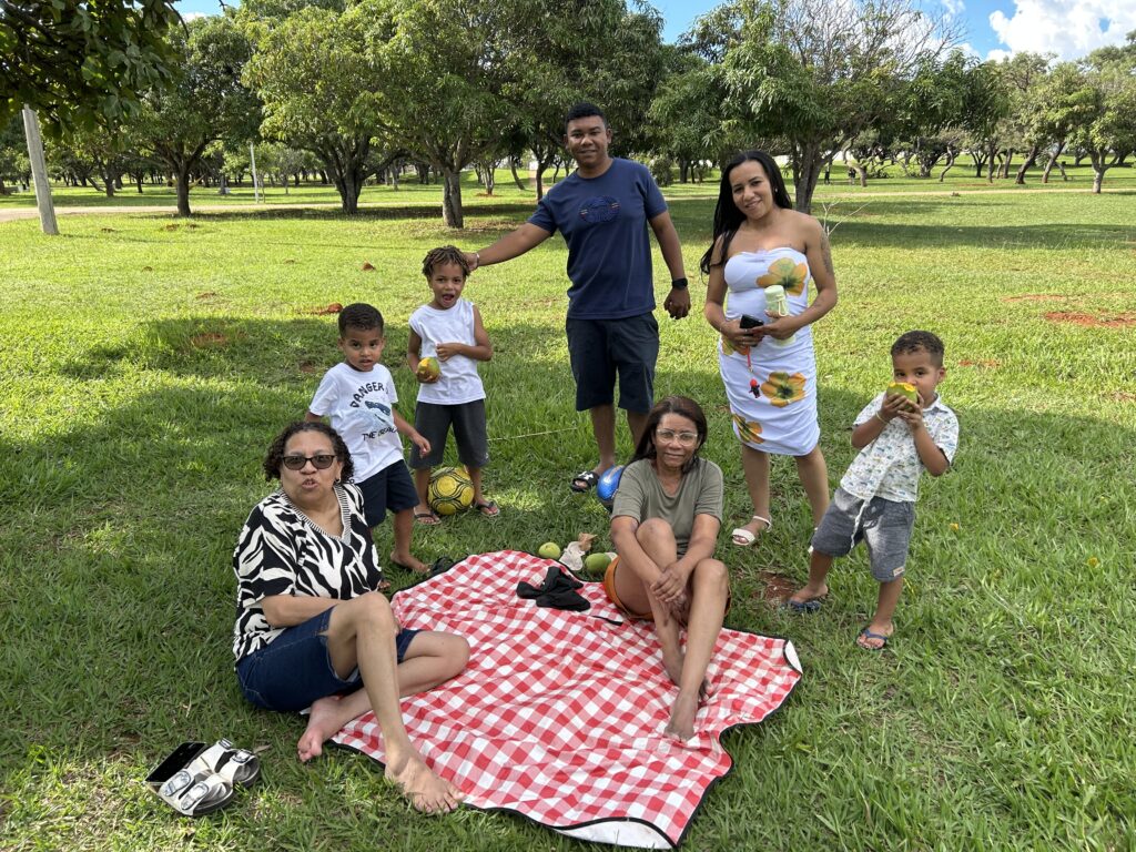 Família de Lucia Pereira da Costa curtindo o ar livre do parque - Foto: Amanda Karolyne