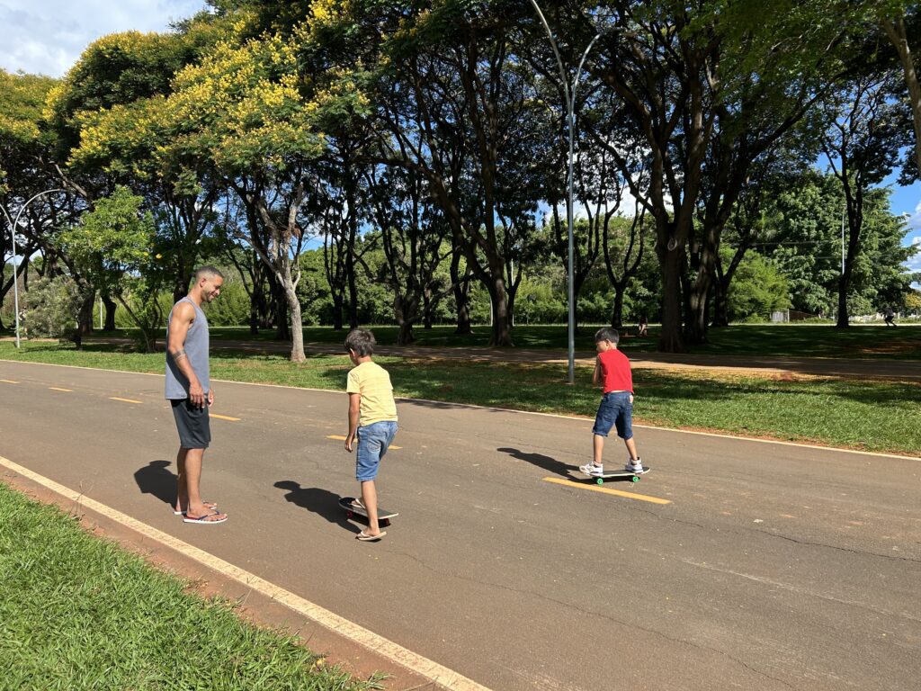 O pequeno Otávio e o José brincando com os skates que ganharam de natal - Foto: Amanda Karolyne