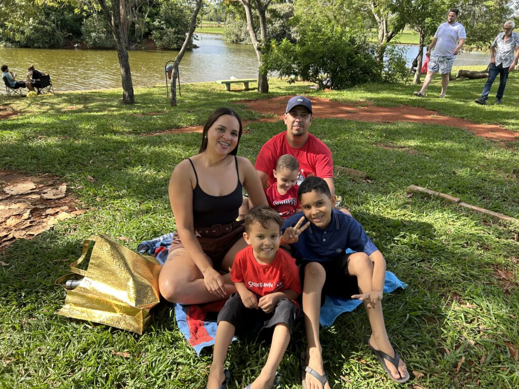 Cybele Oliveira, o marido Marcelo Malva, no colo o filho Bernardo, Isaac de blusa azul e Murilo de vermelho - Foto: Amanda Karolyne