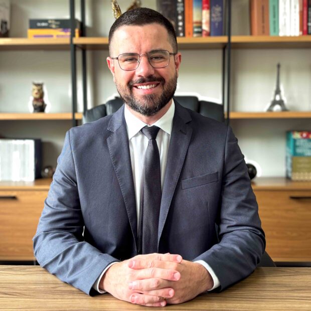 Dr. Daniel Rodrigues, ex-gerente Caixa Econômica, lidera reestruturação de dívidas bancárias empresariais: especialista em negociações extrajudiciais, deságios acima de 90% e suporte emocional para empresários via Rocha Rodrigues Advocacia. Empresários endividados encontram salvação no Dr. Daniel Rodrigues, advogado pela UFJF (2009), ex-gerente da Caixa Econômica e fundador do Rocha Rodrigues Advogados há 3 anos em Minas Gerais. Especializado em direito empresarial, tributário e bancário, domina reestruturação de dívidas bancárias nacionais, focando em passivos bancários via acordos diretos com bancos públicos, privados e cooperativas, e atuação contenciosa.