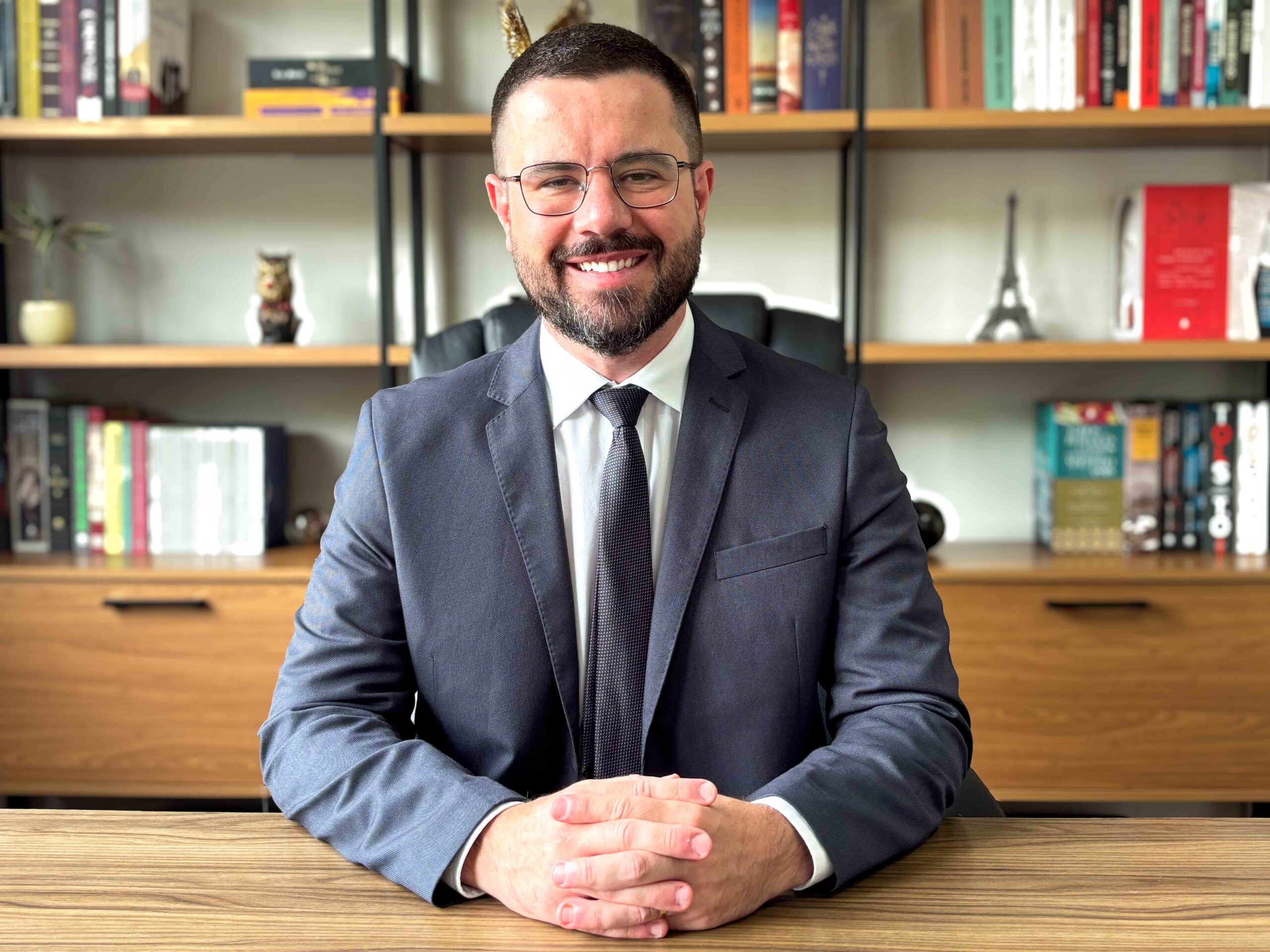 Dr. Daniel Rodrigues, ex-gerente Caixa Econômica, lidera reestruturação de dívidas bancárias empresariais: especialista em negociações extrajudiciais, deságios acima de 90% e suporte emocional para empresários via Rocha Rodrigues Advocacia. Empresários endividados encontram salvação no Dr. Daniel Rodrigues, advogado pela UFJF (2009), ex-gerente da Caixa Econômica e fundador do Rocha Rodrigues Advogados há 3 anos em Minas Gerais. Especializado em direito empresarial, tributário e bancário, domina reestruturação de dívidas bancárias nacionais, focando em passivos bancários via acordos diretos com bancos públicos, privados e cooperativas, e atuação contenciosa.