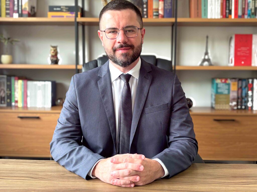 Dr. Daniel Rodrigues, ex-gerente Caixa Econômica, lidera reestruturação de dívidas bancárias empresariais: especialista em negociações extrajudiciais, deságios acima de 90% e suporte emocional para empresários via Rocha Rodrigues Advocacia.
Empresários endividados encontram salvação no Dr. Daniel Rodrigues, advogado pela UFJF (2009), ex-gerente da Caixa Econômica e fundador do Rocha Rodrigues Advogados há 3 anos em Minas Gerais. Especializado em direito empresarial, tributário e bancário, domina reestruturação de dívidas bancárias nacionais, focando em passivos bancários via acordos diretos com bancos públicos, privados e cooperativas, e atuação contenciosa.