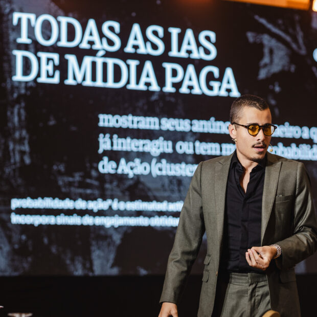 A nova geração do empreendedorismo brasileiro tem rosto e propósito. Aos 23 anos, Davi Ribas Nogueira, fundador da ETER, e seu sócio Luiz Filippe Medeiros de Pinho, estrategista digital que faturou oito dígitos em apenas dois anos, estão reinventando o conceito de marca no país. Juntos, transformaram a ETER na primeira aceleradora de Movimentos de Marca do Brasil — um ecossistema que combina psicologia, cultura e estratégia para gerar mais de R$ 75 milhões em receita e 40 milhões de visualizações mensais. Enquanto Davi conduz a visão filosófica do movimento, Luiz estrutura a operação e os sistemas de crescimento. A dupla representa o Renascimento Brasileiro: um modelo em que empresas autênticas constroem relevância, propósito e valor cultural no cenário global.