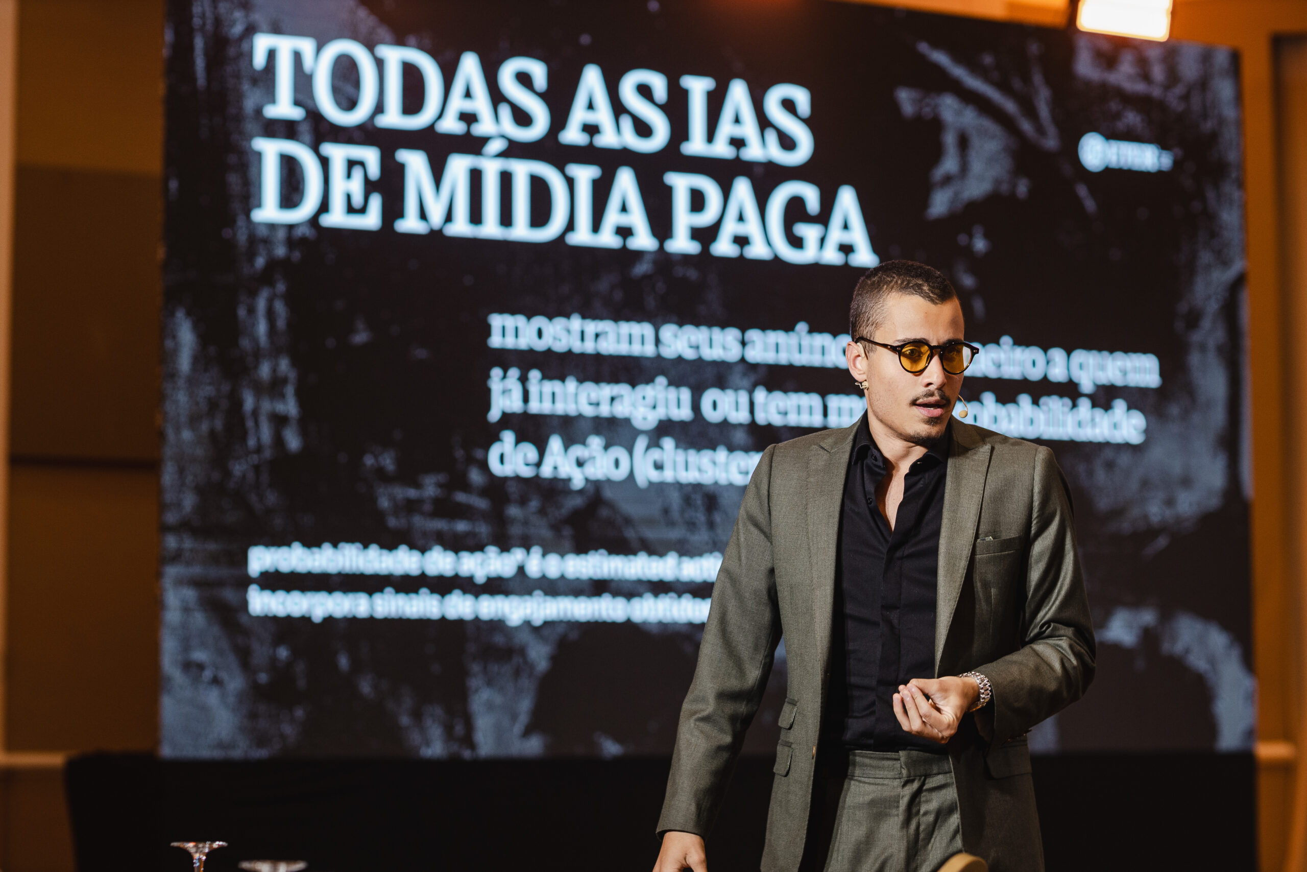 A nova geração do empreendedorismo brasileiro tem rosto e propósito. Aos 23 anos, Davi Ribas Nogueira, fundador da ETER, e seu sócio Luiz Filippe Medeiros de Pinho, estrategista digital que faturou oito dígitos em apenas dois anos, estão reinventando o conceito de marca no país. Juntos, transformaram a ETER na primeira aceleradora de Movimentos de Marca do Brasil — um ecossistema que combina psicologia, cultura e estratégia para gerar mais de R$ 75 milhões em receita e 40 milhões de visualizações mensais. Enquanto Davi conduz a visão filosófica do movimento, Luiz estrutura a operação e os sistemas de crescimento. A dupla representa o Renascimento Brasileiro: um modelo em que empresas autênticas constroem relevância, propósito e valor cultural no cenário global.