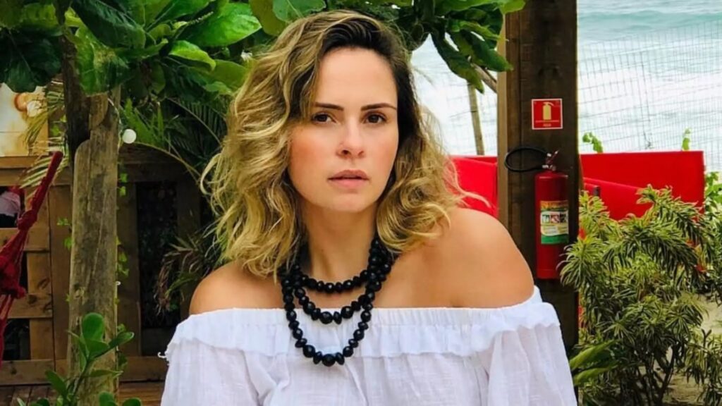 1252040962 ana paula renault 1 1