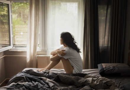 mulher jovem lidando com ansiedade