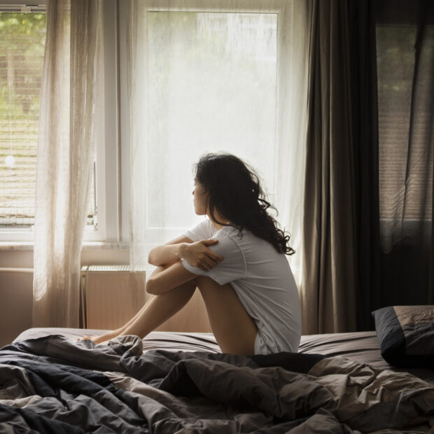 mulher jovem lidando com ansiedade