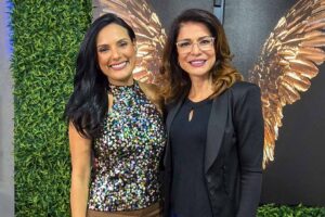 “Da TV para o digital: Analice Nicolau fala sobre reinvenção, propósito e o legado de Silvio Santos no MDCast de Márcia Dantas”. No último episódio de 2025, a jornalista — com 18 anos de carreira no SBT — abre o coração sobre sua transição da televisão para o ambiente digital, compartilhando os bastidores de uma jornada marcada por coragem, autenticidade e comunicação estratégica positiva. Conduzida por Márcia Dantas, uma das vozes femininas mais respeitadas da Jovem Pan News, a conversa mergulha em temas como autoconhecimento, branding humano e o poder de transformar propósito em impacto real. Hoje referência em posicionamento estratégico e narrativa de marca, Analice reflete sobre o equilíbrio entre tecnologia e essência, inspirando profissionais a reconstruírem suas histórias com verdade, ética e presença. Um episódio inspirador do MDCast para quem acredita que reinventar-se também é um ato de coragem.