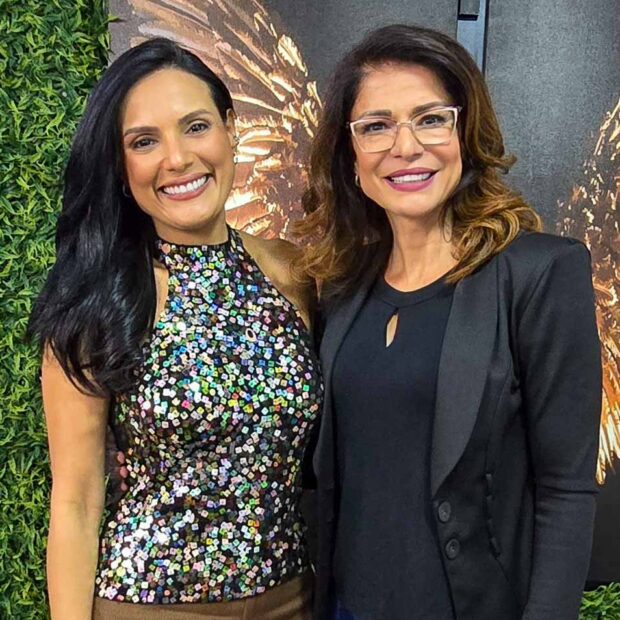 “Da TV para o digital: Analice Nicolau fala sobre reinvenção, propósito e o legado de Silvio Santos no MDCast de Márcia Dantas”. No último episódio de 2025, a jornalista — com 18 anos de carreira no SBT — abre o coração sobre sua transição da televisão para o ambiente digital, compartilhando os bastidores de uma jornada marcada por coragem, autenticidade e comunicação estratégica positiva. Conduzida por Márcia Dantas, uma das vozes femininas mais respeitadas da Jovem Pan News, a conversa mergulha em temas como autoconhecimento, branding humano e o poder de transformar propósito em impacto real. Hoje referência em posicionamento estratégico e narrativa de marca, Analice reflete sobre o equilíbrio entre tecnologia e essência, inspirando profissionais a reconstruírem suas histórias com verdade, ética e presença. Um episódio inspirador do MDCast para quem acredita que reinventar-se também é um ato de coragem.
