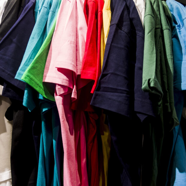 roupas em uma loja de roupas