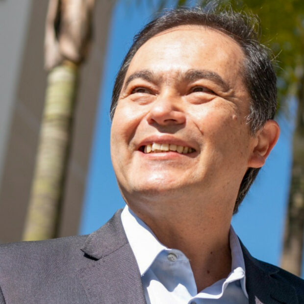 A virada do ano ilumina o Janeiro Branco, campanha essencial para a saúde mental que nos força à introspecção profunda em uma sociedade completamente presa ao piloto automático. Somos todos filhos da modernidade acelerada: escravos de rotinas extenuantes e exaustivas, pressionados por uma cultura obcecada por performance incessante e bombardeados por demandas intermináveis ​​que literalmente esgotam nossa energia vital e nossa alma. No Brasil, a crise de saúde mental explode em números alarmantes: foram 470 mil afastamentos por transtornos mentais só em 2024, o maior índice desde 2014 segundo o Ministério da Previdência; ansiedade afeta cerca de 18 milhões de pessoas (9,3% da população adulta); suicídios chegam a 13 mil casos anualmente, sendo a terceira causa de morte entre jovens de 15 a 29 anos; O burnout atinge 30% dos trabalhadores brasileiros, colocando o país em segundo lugar no ranking mundial, conforme Fiocruz e Anamt. Mario Lopes, psicanalista pós-graduado em Neurociências e Psicologia Aplicada, Mestre em PNL pelo IBC e terapeuta integrativo com mais de 20 anos de prática clínica, afirma com autoridade: "A força transformadora reside na nossa ótica única e no poder soberano de escolha, é hora de deixar de ser mero instrumento nas mãos das mãos externas e assumir integralmente a autoria da própria paz interior". Não temos o poder isolado de reformular o mercado de trabalho global ou frear o ritmo frenético da sociedade moderna, mas dominamos completamente nossa perspectiva interna com soberania absoluta.