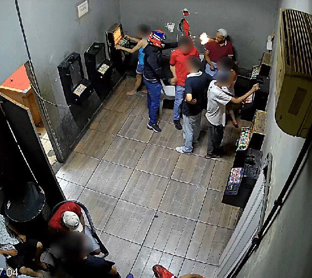 Motociclista entra em bar, atira e mata homem em Taboão da Serra (SP)