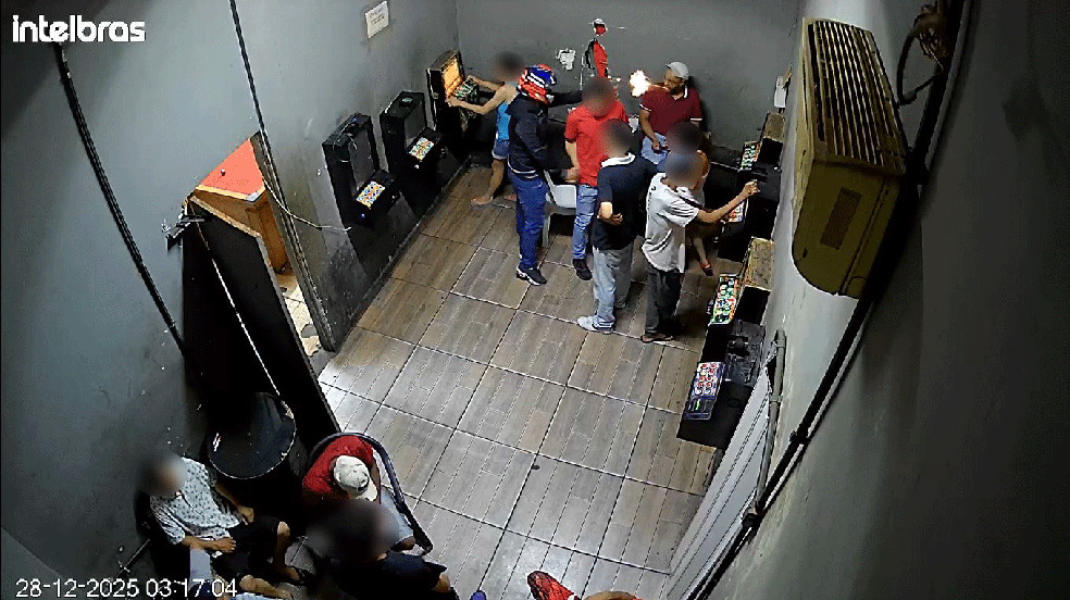 Motociclista entra em bar, atira e mata homem em Taboão da Serra (SP)