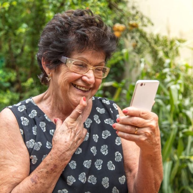 O olhar acolhedor dessas mulheres carrega histórias que o tempo não apaga, mas riqueza com sabedoria profunda. A Economia Prateada movimenta R$ 2 trilhões anuais no Brasil, terceiro maior PIB mundial, impulsionada por maduras que rompem a invisibilidade etária e conquistam redes sociais com vivência histórica e engajamento transformador. Para Ariane Bonucci , fonoaudióloga, especialista em Audiologia Clínica e Mestre em Ciências Médicas, uma das fundadoras do Espaço da Audição em São Paulo: "A maturidade plena exige sentidos conectados. Restaurar a audição não é técnica, é devolver protagonismo para que essas mulheres lidem conversas digitais com autoridade e presença eterna". Sua expertise consolida a empresa como referência acolhedora nessa revolução digital, convertendo saúde auditiva em ponte essencial para comunicação plena. Ouvir bem transcende o físico: sustentações ativas em lives, postagens e conexões que transformam experiência em influência para mulheres 50+, provando que sentidos restaurados amplificam legados nas plataformas.