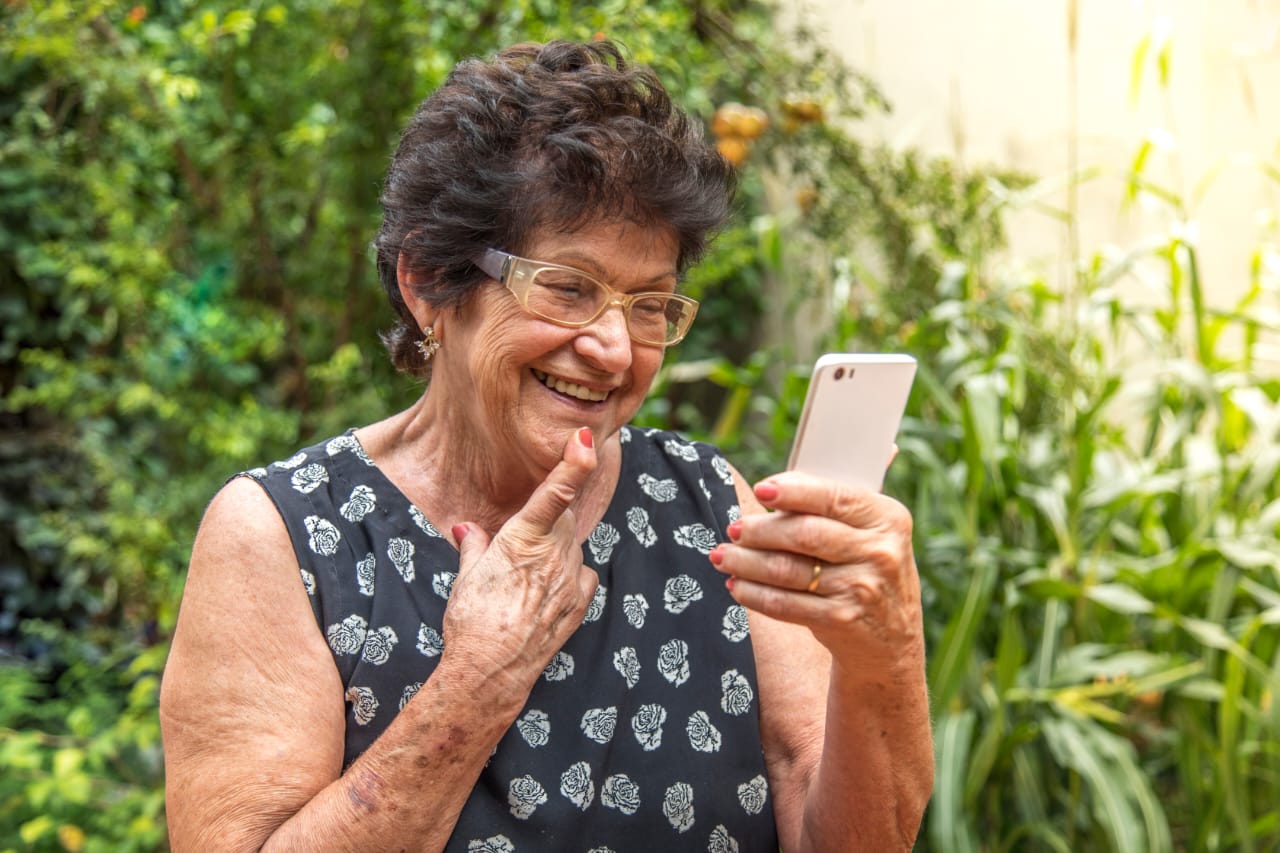 O olhar acolhedor dessas mulheres carrega histórias que o tempo não apaga, mas riqueza com sabedoria profunda. A Economia Prateada movimenta R$ 2 trilhões anuais no Brasil, terceiro maior PIB mundial, impulsionada por maduras que rompem a invisibilidade etária e conquistam redes sociais com vivência histórica e engajamento transformador. Para Ariane Bonucci , fonoaudióloga, especialista em Audiologia Clínica e Mestre em Ciências Médicas, uma das fundadoras do Espaço da Audição em São Paulo: "A maturidade plena exige sentidos conectados. Restaurar a audição não é técnica, é devolver protagonismo para que essas mulheres lidem conversas digitais com autoridade e presença eterna". Sua expertise consolida a empresa como referência acolhedora nessa revolução digital, convertendo saúde auditiva em ponte essencial para comunicação plena. Ouvir bem transcende o físico: sustentações ativas em lives, postagens e conexões que transformam experiência em influência para mulheres 50+, provando que sentidos restaurados amplificam legados nas plataformas.
