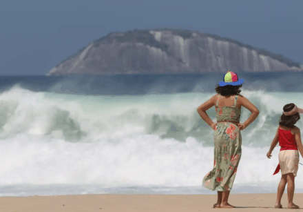 a marinha do brasil emitiu um aviso de ressaca para a orla do rio de janeiro, com início às 12h desta quartlitoral do rio