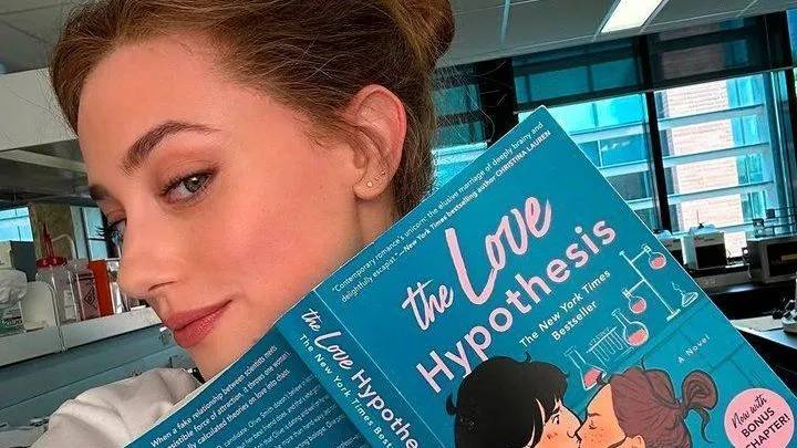 lili reinhart em a hipótese do amor reprodução
