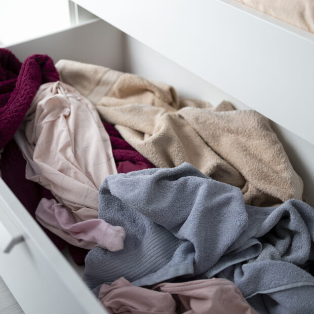 gaveta baguncada de alto angulo com roupas