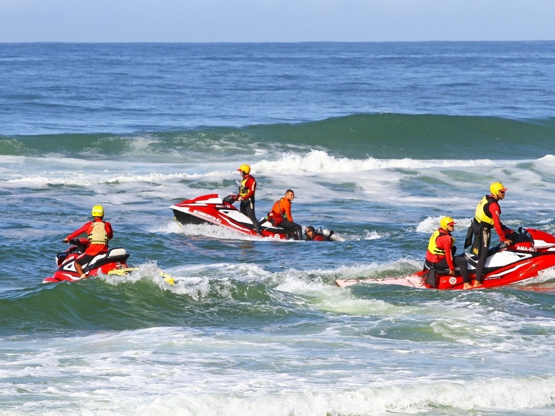 bombeiros fazem 547 resgates em praias da zona sul do rio no réveillon