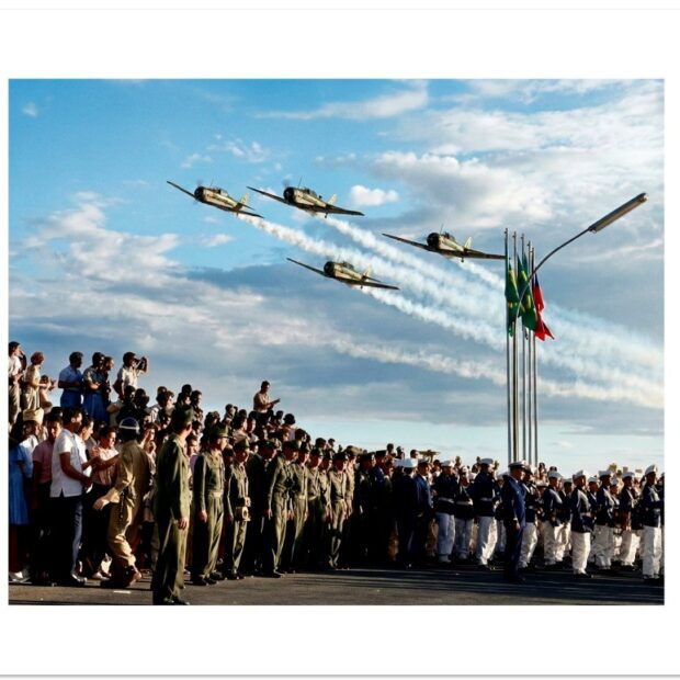 show da esquadrilha da fumaca nos festejos da inauguracao de brasilia cor