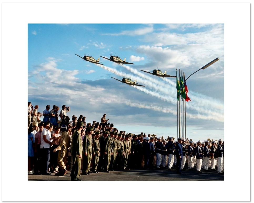show da esquadrilha da fumaca nos festejos da inauguracao de brasilia cor