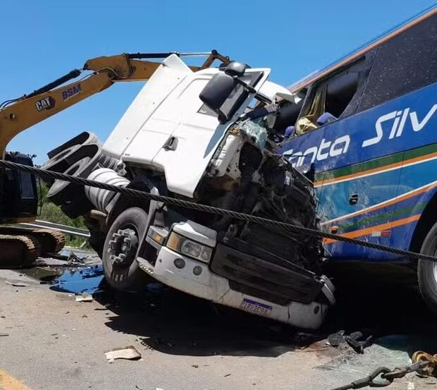 acidente caminhão e ônibus rs