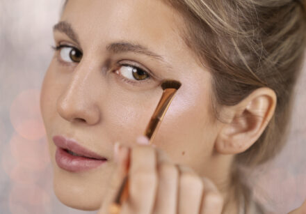 retrato de maquiador aplicando produtos