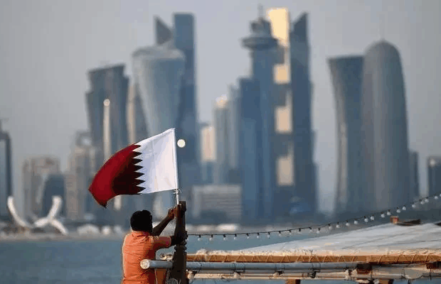 bandeira do catar com doha ao fundo 1 26120