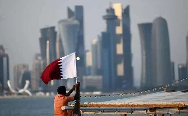 bandeira do catar com doha ao fundo 1 26120