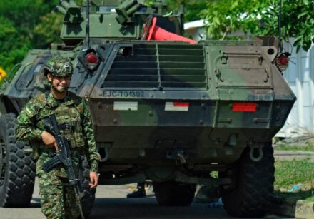 soldado colombiano caminha proximo a tanque em cucuta na fronteira com a venezuela 1767552266659 v2 900x506