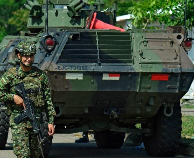 soldado colombiano caminha proximo a tanque em cucuta na fronteira com a venezuela 1767552266659 v2 900x506