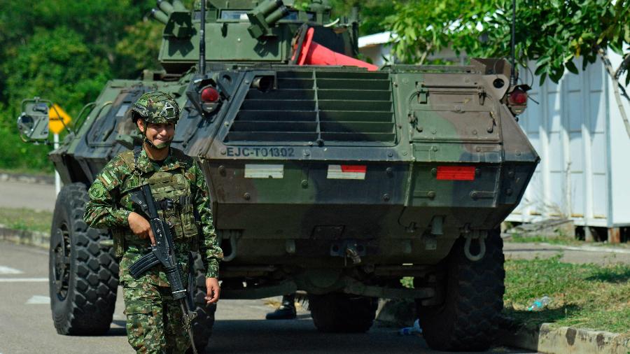 soldado colombiano caminha proximo a tanque em cucuta na fronteira com a venezuela 1767552266659 v2 900x506