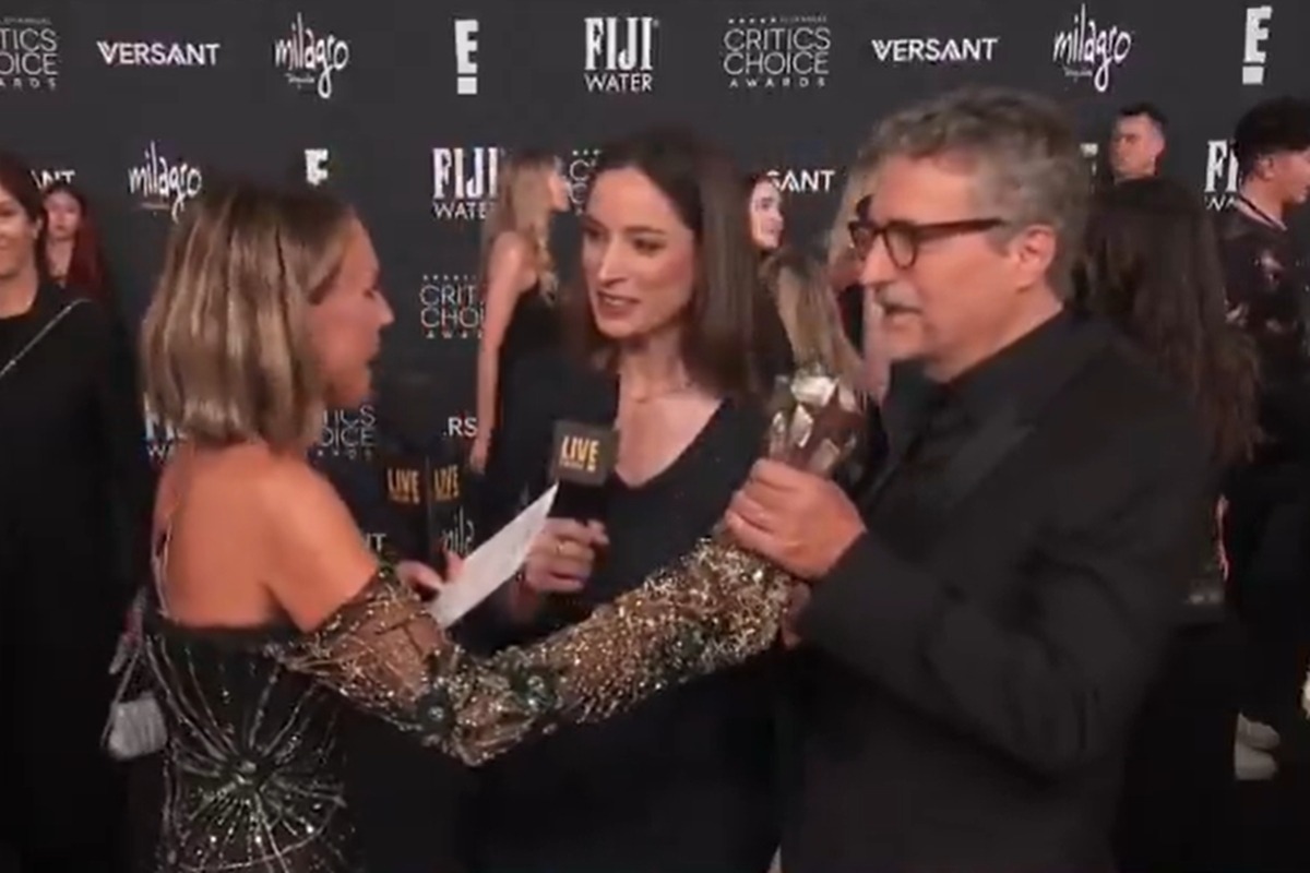 c369a0a9 kleber mendonca filho recebe o premio de melhor filme interncaional no critics choice awards