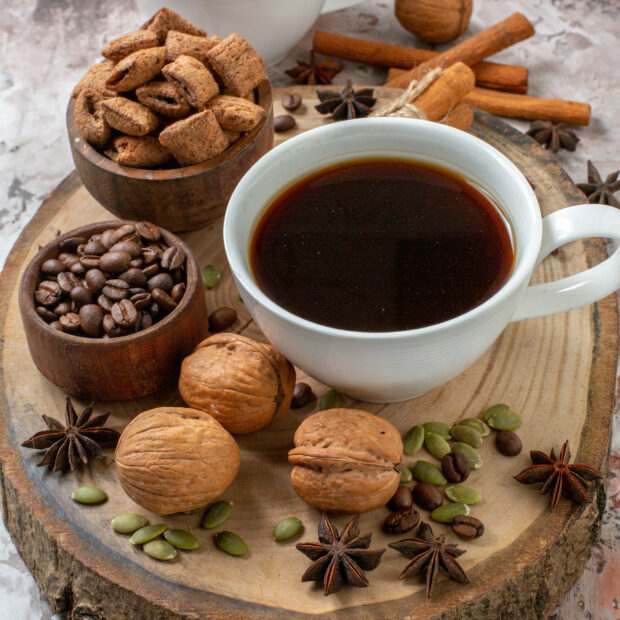 xicaras de cafe com canela e nozes em uma xicara de cha de acucar leve cor de cha de acucar chocolate chocolate