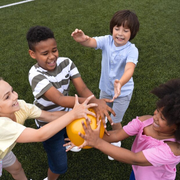 criancas em tiro medio segurando baloes