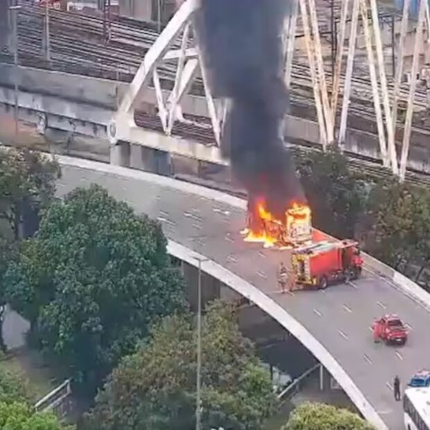 Ônibus pega fogo e interdita viaduto no rio de janeiro