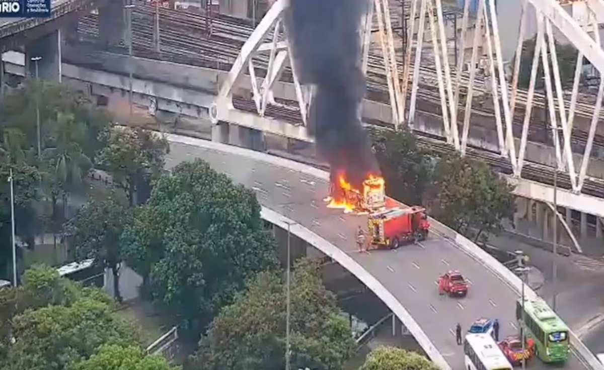 Ônibus pega fogo e interdita viaduto no rio de janeiro