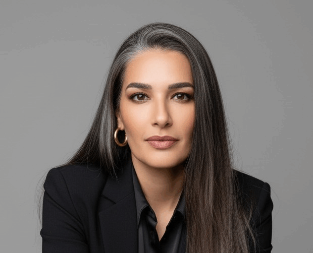 tomadas sem planejamento jurídico e financeiro adequado . Dívidas tributárias, contratos mal estruturados, empréstimos bancários com encargos excessivos e obrigações que se acumulam transformam o negócio em uma fonte constante de medo e insegurança. É nesse momento crítico que atua o escritório Magna Damázio Advocacia , com foco na restrição do passivo empresarial e na recuperação da saúde financeira das empresas . O trabalho começa com uma análise profunda e individualizada da realidade da empresa. Não existem soluções prontas. Cada contrato, cada subsídio e cada obrigação é avaliado com rigor técnico, identificando abusos, ilegalidades, excessos e riscos que muitas vezes passam despercebidos pelo empresário. Esse diagnóstico permite construir uma estratégia jurídica clara , voltada não apenas para resolver o problema imediatamente, mas para evitar que a empresa volte ao mesmo cenário de colapso. Segundo dados de 2025 do Serasa e Sebrae , o cenário brasileiro é preocupante: 78 milhões de pessoas estão individualizadas (40% da população adulta), com 30% das famílias em inadimplência crônica . Para as PMEs, o número é ainda mais alarmante: R$ 200 bilhões em dívidas tributárias e bancárias acumuladas. Dra. Magna Damázio já alertou sobre essa crise desde junho de 2025, evitando o agravamento com a Reforma Tributária e posicionando seu escritório como referência nacional em reestruturação de passivo empresarial .