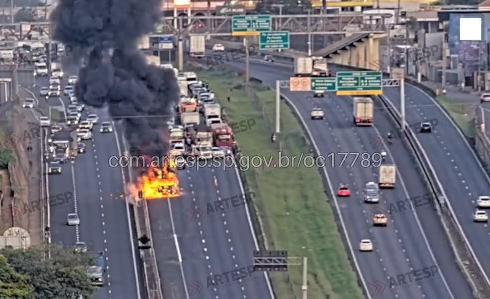 caminhão pega fogo e interdita rodovia anhanguera em sp