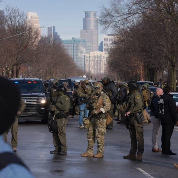 mulher é morta por agente de imigração