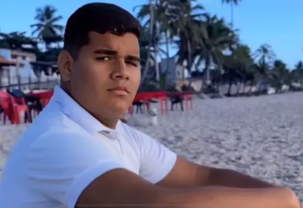 Dougllas Fernanddo lança pot-pourri carnavalesco com clássicos pernambucanos "Voltei Recife" de Alceu Valença e "Daqui Pra Sempre", produção de MC Shock, disponível no YouTube e Sua Música para folia 2026. Cantor em ascensão na música nordestina une tradição e modernidade em releituras vibrantes para blocos de rua Recife.